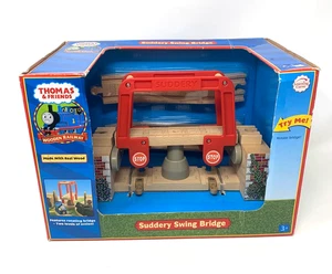 Thomas & Friends Suddery Swing Bridge 2007 ferrocarril de madera - retirado - Imagen 1 de 8