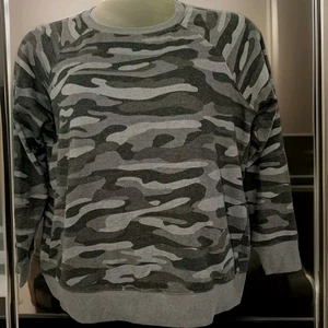 Sudadera Torrid cuello redondo camuflada para mujer talla grande mangas largas tejido elástico - Imagen 1 de 4