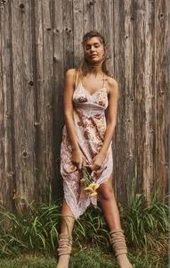 Free People Neu mit Etikett Gr. XS WUNDERSCHÖNES Midi-Schlupfkleid Blumen Neu Ausverkauft Selten  - Bild 1 von 8