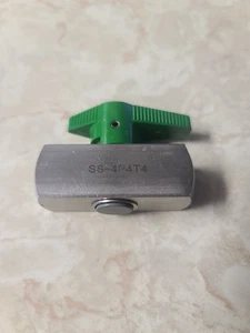 Válvula de enchufe bidireccional Swagelok Nupro SS-4P4T4 - Imagen 1 de 6