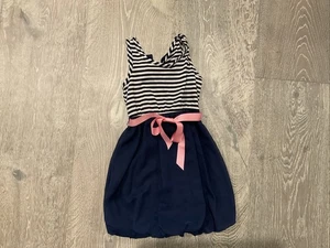 Abito stile Kiddo By Katie Sailer con fiocco rosa taglia 5 bambino nuovo - Foto 1 di 9