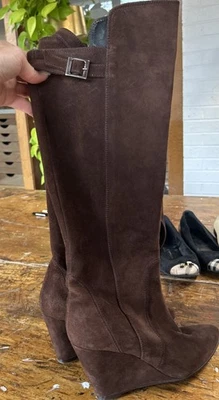 Bota alta de camurça Charles David fivela e salto cunha. Tamanho 38 feito na Espanha. Perfeito - Imagem 1 de 4