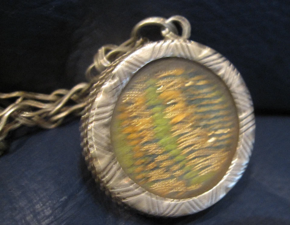 XIX secolo Ciondolo con Amuleto  con bellissimo tessuto  Sardegna Argento raro - Immagine 1 di 4