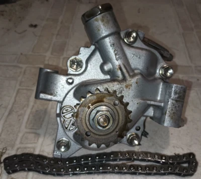 Bomba de aceite 2ZR-FXE con piñón y cadena para Toyota Prius Lexus CT200h OEM Foto 1 de 3