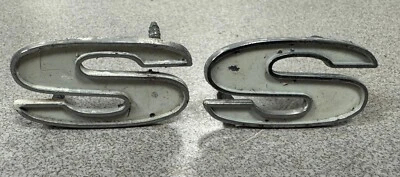 Chevrolet Camaro Super Sport 1967 OEM original "SS" emblema guardabarros delantero Foto 1 de 4