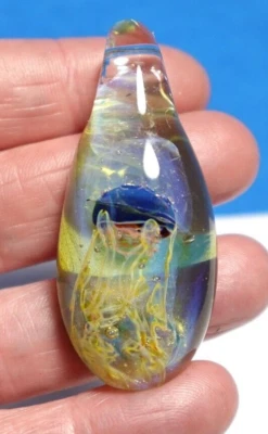 COLGANTE DE VIDRIO ARTÍSTICO MEDUSAS 2 X 7/8 X 1/2 PULGADAS Foto 1 de 3