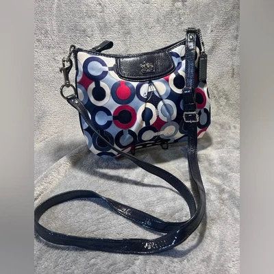 Bolsa tiracolo Coach Ashley Op Art cetim estampa múltipla - Imagem 1 de 4
