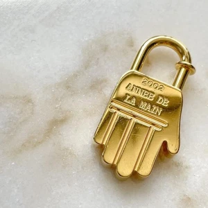 HERMES Cadenas 2002 Llavero Bolso Dije Motivo Mano Unisex Dorado Sin Caja Usado Japón - Imagen 1 de 10