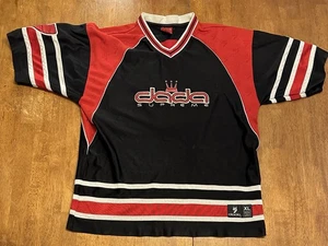 Camiseta deportiva vintage Damani Dada Supreme Hip Hop XL Y2K Streetwear JNCO rara negra roja - Imagen 1 de 12
