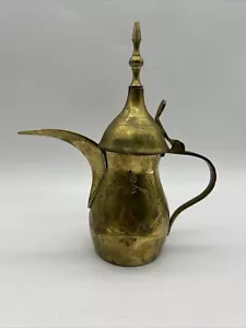 "Cafetera tetera Dallas vintage de latón grabada para Oriente Medio 8,1/2""" - Imagen 1 de 6