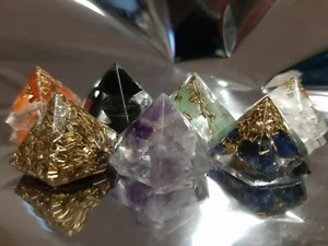 7 Piramidi ORGONITE 7 CHAKRA Energia Quarzo orgone wicca tower buster piramide - Picture 1 of 8