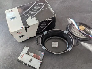Staub Cocotte Bratentopf Gusseisen oval schwarz Ø 15 cm Bräter 11015 neu - Bild 1 von 3
