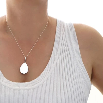 Colgante de medallón con bisagras ovalado de plata Sterling 925 pulido en una caja de regalo Foto 1 de 4