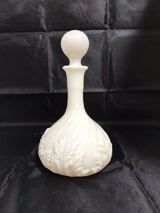 Antike viktorianische Milchglas Karaffe mit Stopfen 10" T Wirbel und Blattmuster - Bild 1 von 9