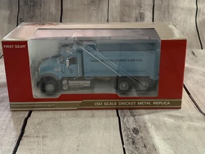 Caminhão basculante First Gear Mack Granite MP City of Chicago 50-3125 em escala 1/50, caixa original - Imagem 1 de 4