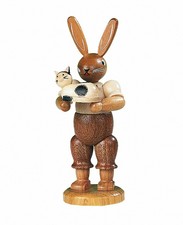 Easter bunny, male with little cat, height 11 cm / 4 inch, origin.. MU 42140 NEW
