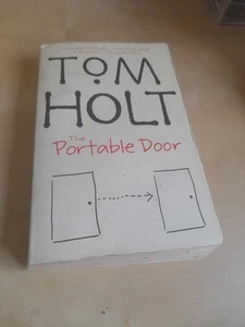 The Portable Door: J.W. Wells & Co. Book 1 by Tom Holt (Paperback, 2004) - Foto 1 di 2
