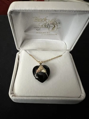 Collar Colgante Vintage Corazón Negro Colinas Oro Foto 1 de 4