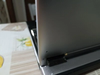 Dell vostro v131 cerniera destra guasta,Tastiera tedesca.No batteria ecc...Leggi - Immagine 1 di 4