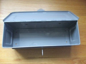 CAJA DE HERRAMIENTAS TRACTOR MASSEY FERGUSON GRIS T20 - Imagen 1 de 3