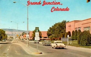 1950s CO Postcard Highway US 6 Bypass Grand Junction Mesa College Old Cars - Picture 1 of 2
