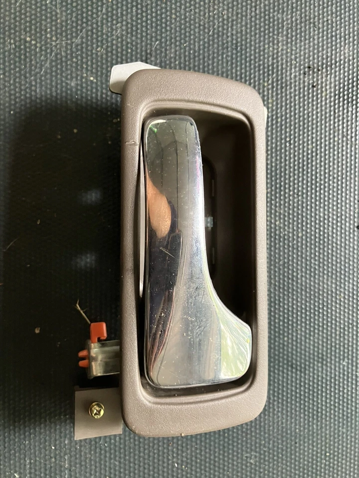 Оригинальная желтовато-коричневая хромированная ручка внутренней двери для правой задней пассажирской двери 1999 Acura RL - Изображение 1 из 4