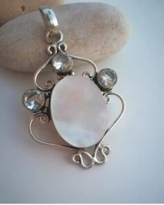 GRANDE PENDENTE LUCE MADREPERLA NATURALE BIANCO/ARGENTEO, ZIRCONI E ARGENTO 925 - Foto 1 di 9