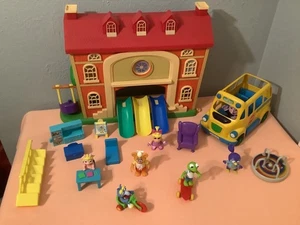 Muppet Casa Scuola Bambini Disney Junior Playset con Autobus e Accessori - Foto 1 di 12