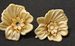 Vintage Floral Screwback Earrings Light Taupe Cream Beige - Picture 1 of 5