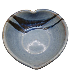 Tazón de barro a rayas azules en forma de corazón de cerámica artística de estudio firmado 6" L - Imagen 1 de 8