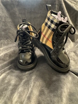 Botas Chosen Steps talla 6 niño pequeño Foto 1 de 4