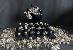 LOTE de 450 anillos de perlas sintéticas para mujer tallas/estilos asst’d algunos ajustes Con estuche de cuero C14 - Imagen 1 de 13