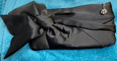 Bolso clutch Steve Madden con lazo negro satinado con cierre de cremallera/bolla de gemas monedero Foto 1 de 4
