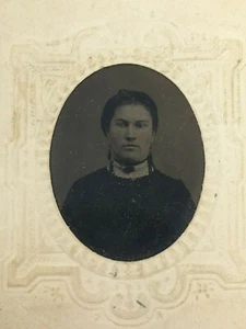 Antik Ende des 19. Jahrhunderts Ferrotype Farbtyp viktorianische Frau mit hohem Kragen Foto   - Bild 1 von 4