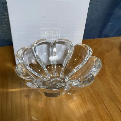 MIKASA ZIANNA ● 6” DIÁMETRO ● CUENCO DE CRISTAL●CON CAJA ● 8 PÉTALOS HECHOS EN AUSTRIA Foto 1 de 4