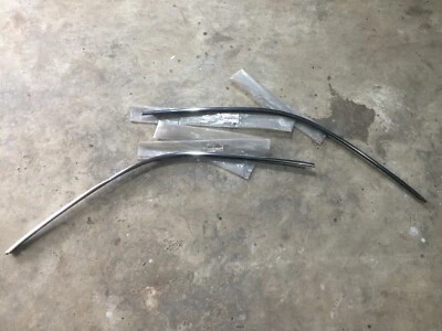 Par superior de marco de ventana de puerta trasera moldeada Toyota Crown Majesta GS171 JZS171 NOS Foto 1 de 4