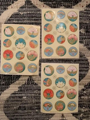 Lote De 3 Pegatinas Vintage 1984 Sello Fan Lotus 3 Hojas Sueltas Pastel Redondas Foto 1 de 4