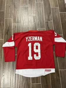Vintage 90s Detroit Red Wings Steve Yzerman #19 NHL CCM Hockey Jersey Size XL - Bild 1 von 4