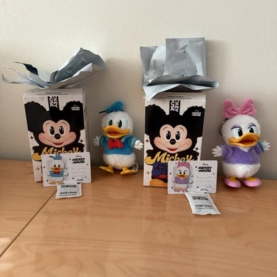 Colgantes de felpa Pop Mart Mickey Family lindos juntos - Donald y margarita Foto 1 de 4