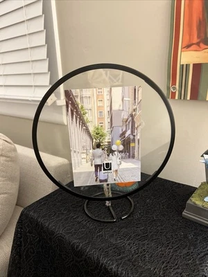 Marco de fotos Umbra 5"x7" Infinity negro: forma redonda moderna, pedestal Foto 1 de 4