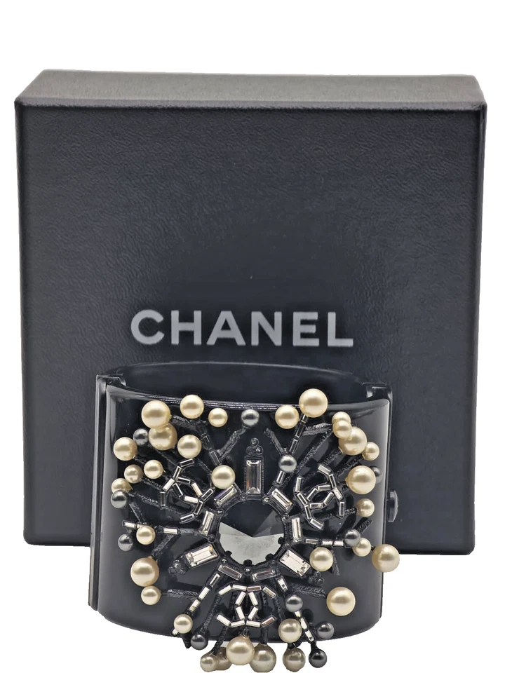 Chanel Brazalete Ancho Resina Negra Perla y Cristal Embellecido Sunburst Diseño Foto 1 de 4