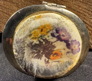 Vintage Portable Mini Ashtray Box Compact with pop up insert to hold cigarette - Picture 1 of 8