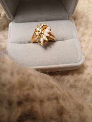 VINTAGE Gold Tone WHITE OPAL Crystal Glass Stones Cluster RING Size 7.75-8 - Image 1 of 4