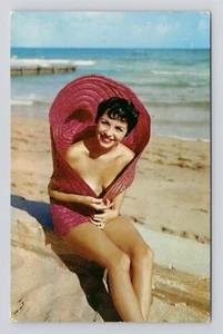 Hübsche Dame Sonnenanbeter nur ihren Hut als Vertuschung Vintage Pinup Postkarte - Bild 1 von 2