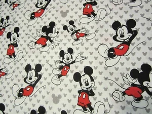 "Resortes de tela de algodón ""Mickey Mouse - pose relajada"" de 1 yarda - NUEVO - Imagen 1 de 3