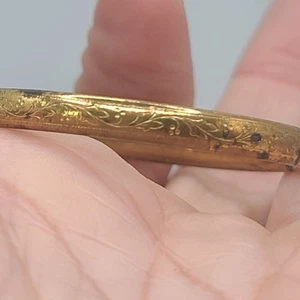 Bracciale bambino vittoriano vintage tono oro inciso ha usura misura 5" - Foto 1 di 14