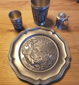 Zinn Konvolut 4 teilig, Teller und Trinkbecher mit diversen Motiven ca. 1,1 kg - Bild 1 von 11
