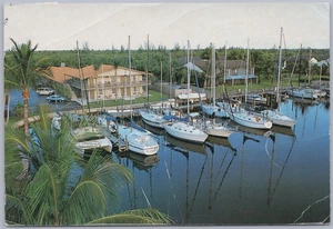 Postal cromada de veleros atracados, Mariners Lodge Marina, Fort Myers Beach FL c1990 - Imagen 1 de 2