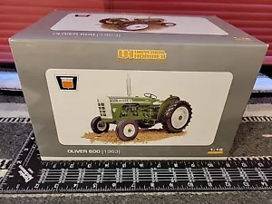 Replica trattore agricolo Oliver 600 1/16 pressofuso da collezione di Universal Hobbies - Foto 1 di 6