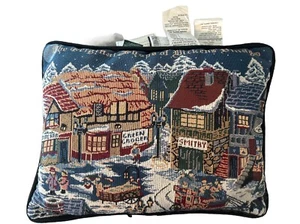 Department 56 Goodwin Weavers Dickens Snow Village Shops Gobelin Kissen mit Etikett - Bild 1 von 8
